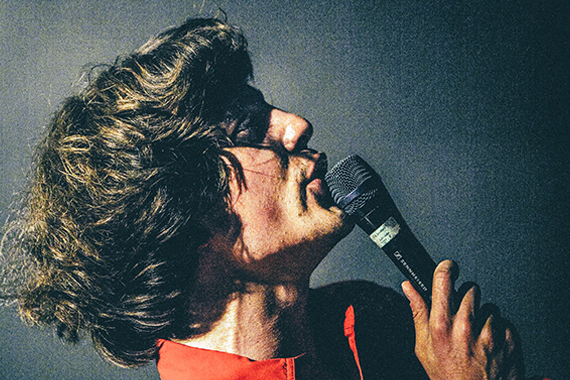 Front-Man im Bühnen-Performance Portrait