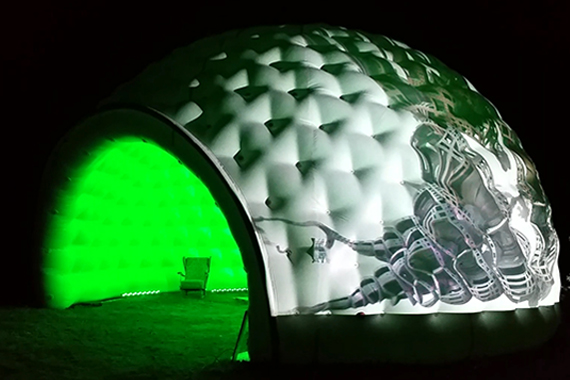 KultourDome bei Nacht mit Beamer angestrahlt