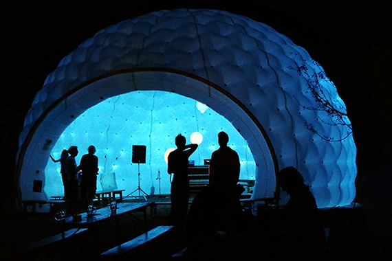 KultourDome bei Nacht blau erleuchtet