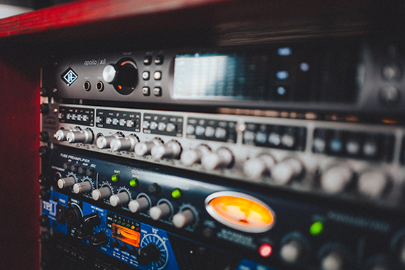 Studio-Rack-Effektgeräte und Interfaces