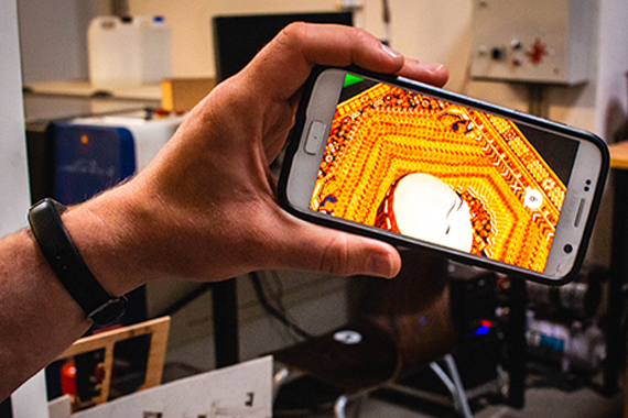 streamendes Smartphone zeigt VR-Proberuam