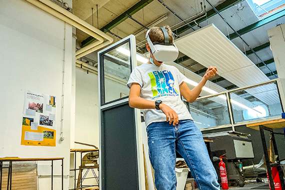Jugendlicher macht Musik unter VR-Briller